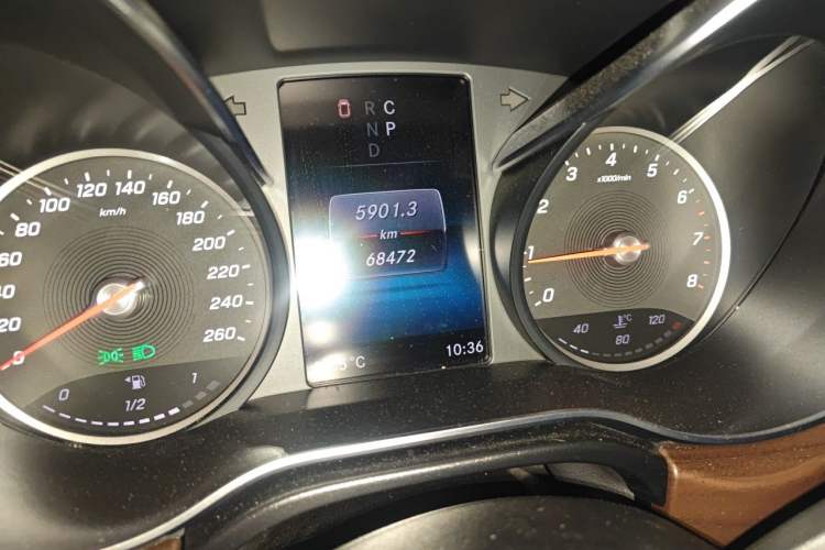 Used Mercedes-Benz V-Class 2020 V 260 Avantgarde Edition Odometer Close Up