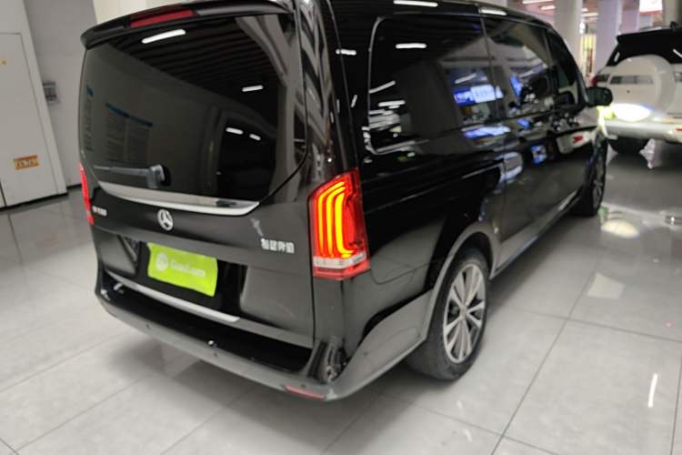 Used Mercedes-Benz V-Class 2020 V 260 Avantgarde Edition Rear Right 45 Deg
