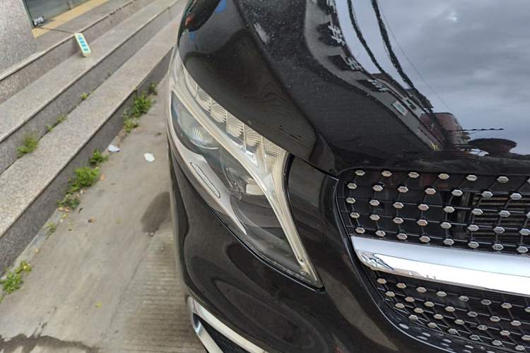 Used Mercedes-Benz V-Class 2020 V 260 Avantgarde Edition Right Front Headlight