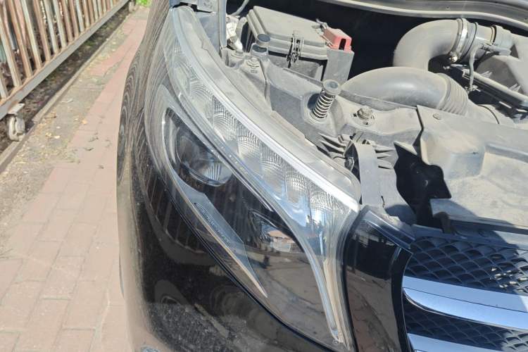 Used Mercedes-Benz V-Class 2020 V 260 Avantgarde Edition Right Front Headlight