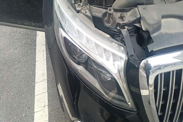 Used Mercedes-Benz V-Class 2020 V 260 Avantgarde Edition Right Front Headlight