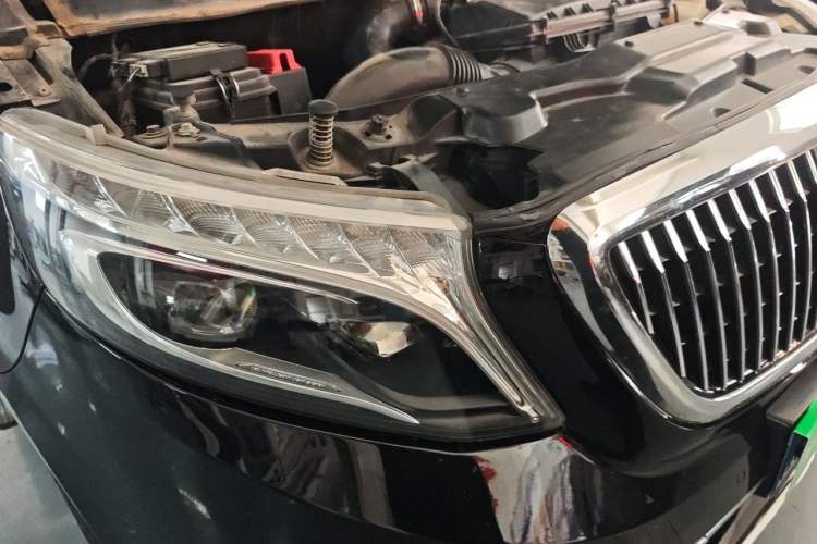Used Mercedes-Benz V-Class 2020 V 260 Avantgarde Edition Right Front Headlight