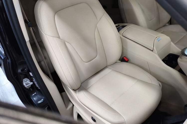 Used Mercedes-Benz V-Class 2020 V 260 Avantgarde Edition Right Front Seat