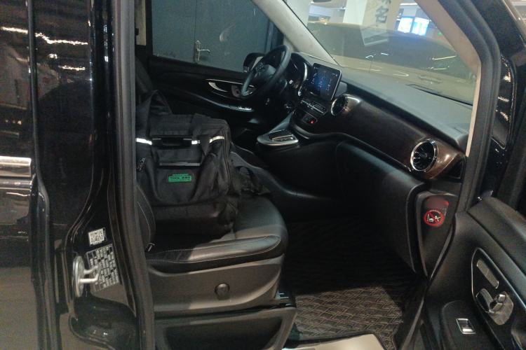 Used Mercedes-Benz V-Class 2020 V 260 Avantgarde Edition Right Front Seat