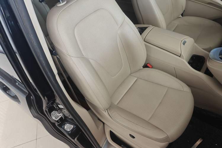 Used Mercedes-Benz V-Class 2020 V 260 Avantgarde Edition Right Front Seat