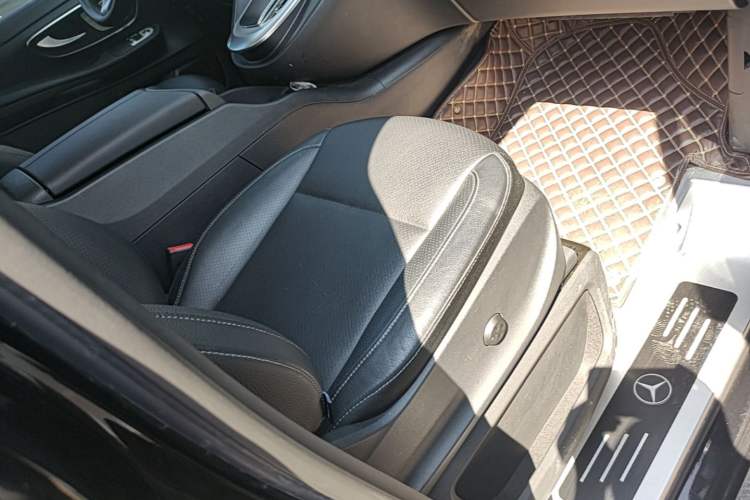 Used Mercedes-Benz V-Class 2020 V 260 Avantgarde Edition Right Front Seat
