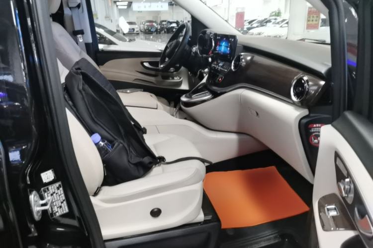 Used Mercedes-Benz V-Class 2020 V 260 Avantgarde Edition Right Front Seat