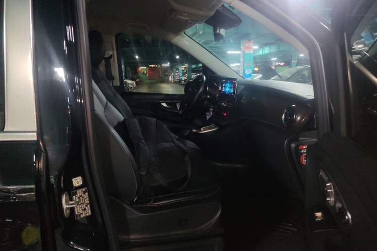 Used Mercedes-Benz V-Class 2020 V 260 Avantgarde Edition Right Front Seat