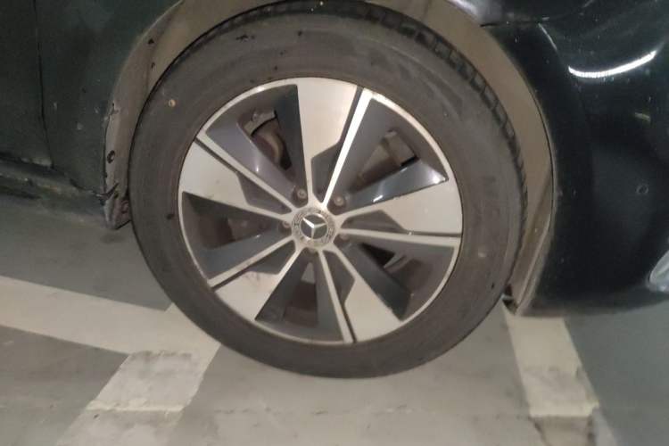 Used Mercedes-Benz V-Class 2020 V 260 Prestige Edition Right Front Wheel Hub