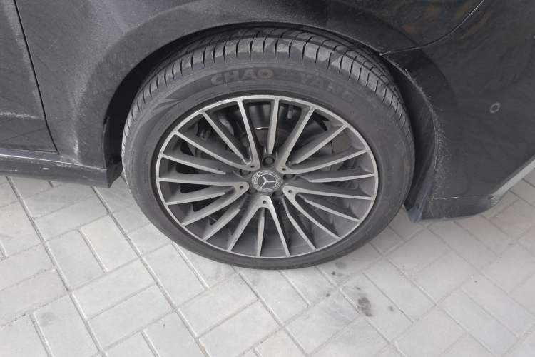 Used Mercedes-Benz V-Class 2020 V 260 Prestige Edition Right Front Wheel Hub