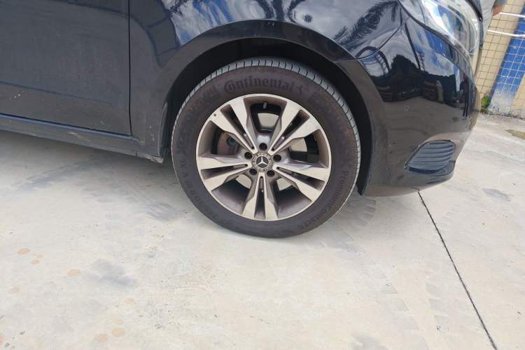 Used Mercedes-Benz V-Class 2020 V 260 Avantgarde Edition Right Front Wheel Hub