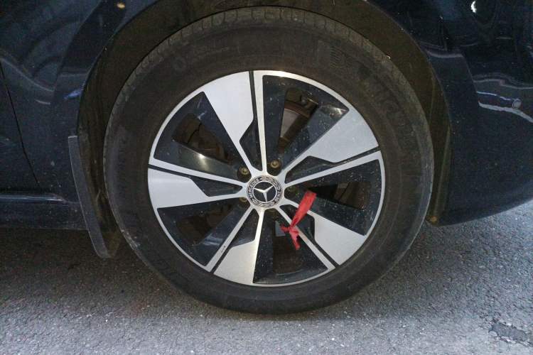 Used Mercedes-Benz V-Class 2020 V 260 Prestige Edition Right Front Wheel Hub