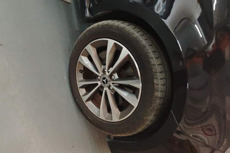 Used Mercedes-Benz V-Class 2020 V 260 Avantgarde Edition Right Front Wheel Hub