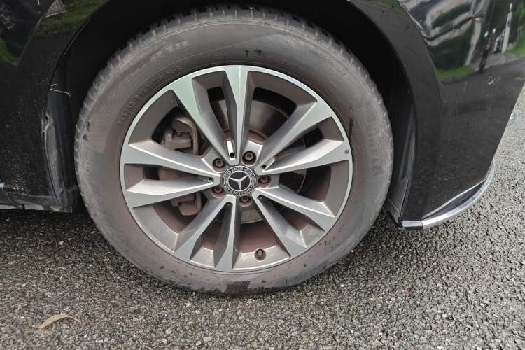 Used Mercedes-Benz V-Class 2020 V 260 Prestige Edition Right Front Wheel Hub