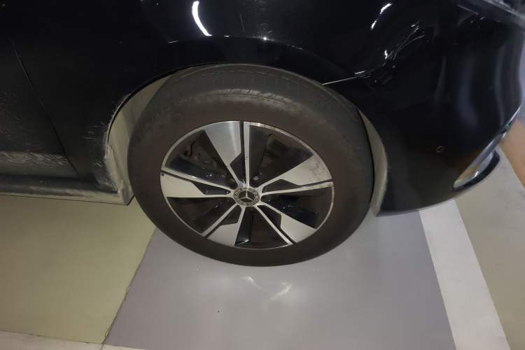 Used Mercedes-Benz V-Class 2020 V 260 Prestige Edition Right Front Wheel Hub