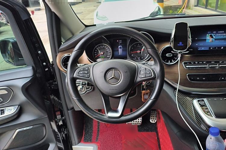 Used Mercedes-Benz V-Class 2020 V 260 Avantgarde Edition Steering Wheel
