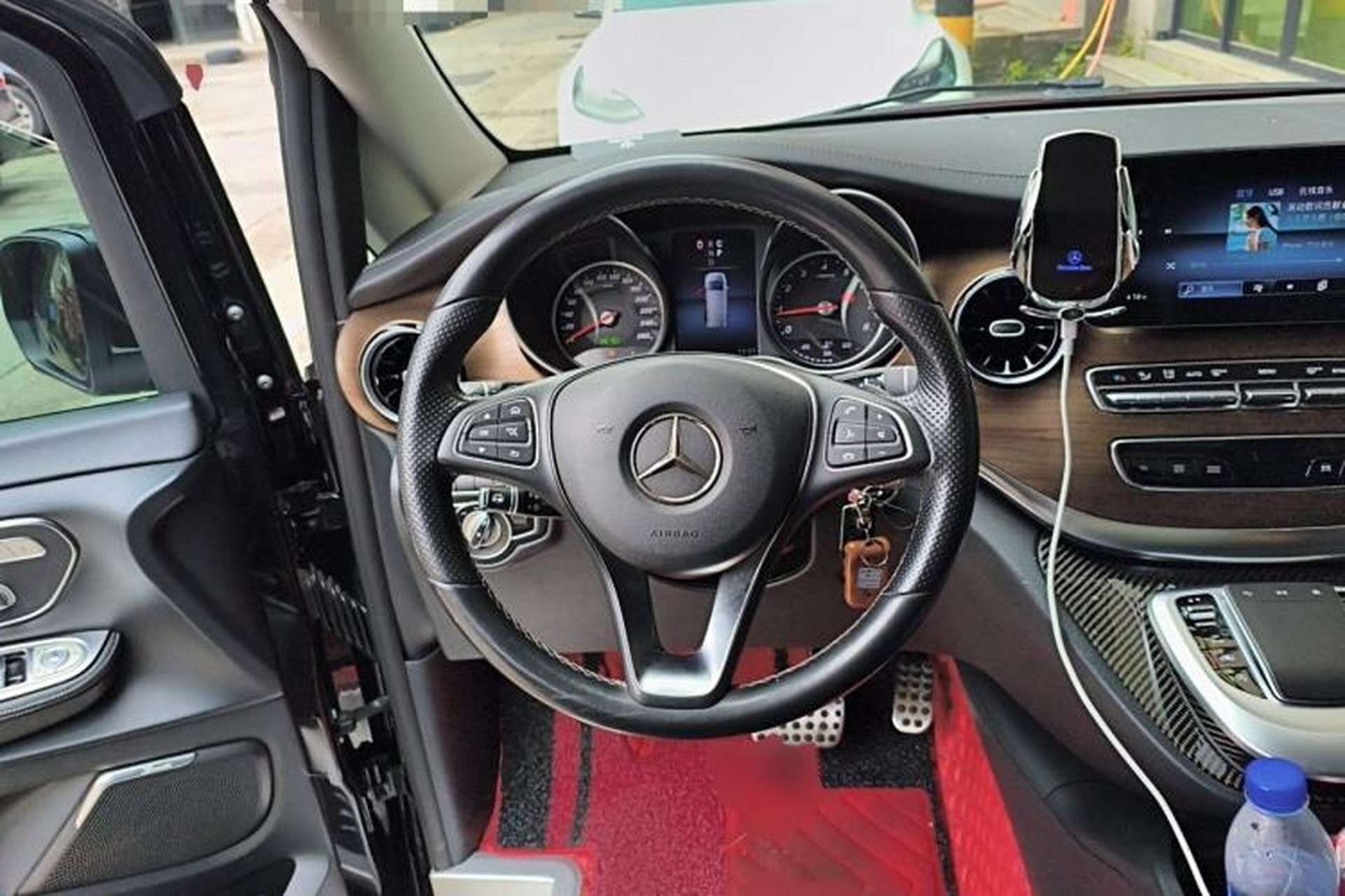 Used Mercedes-Benz V-Class 2020 V 260 Avantgarde Edition Steering Wheel