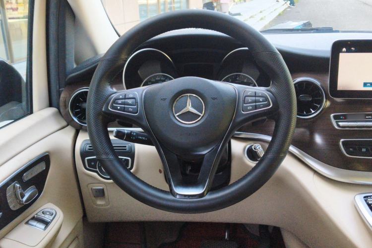 Used Mercedes-Benz V-Class 2020 V 260 Avantgarde Edition Steering Wheel
