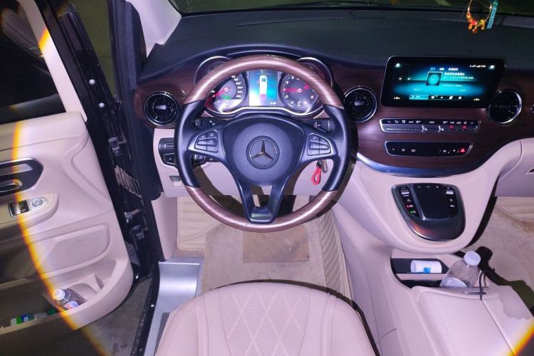 Used Mercedes-Benz V-Class 2020 V 260 Avantgarde Edition Steering Wheel