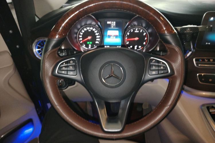 Used Mercedes-Benz V-Class 2020 V 260 Avantgarde Edition Steering Wheel
