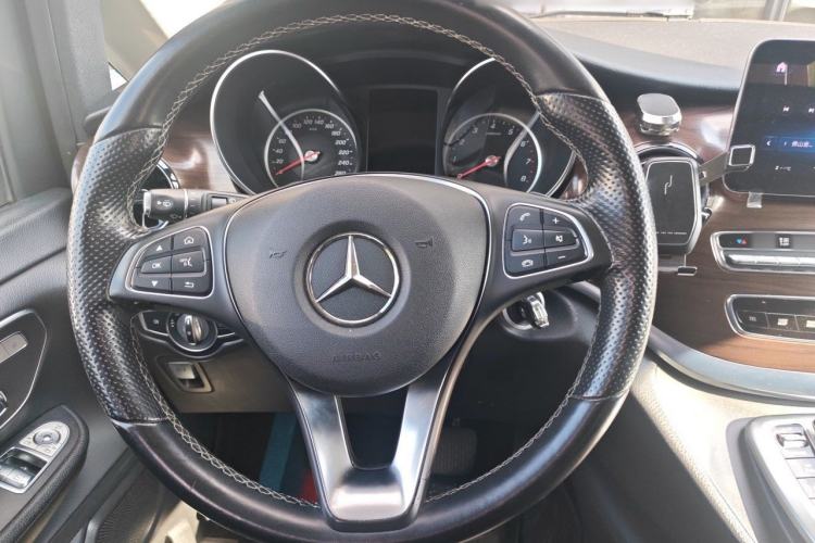 Used Mercedes-Benz V-Class 2020 V 260 Avantgarde Edition Steering Wheel