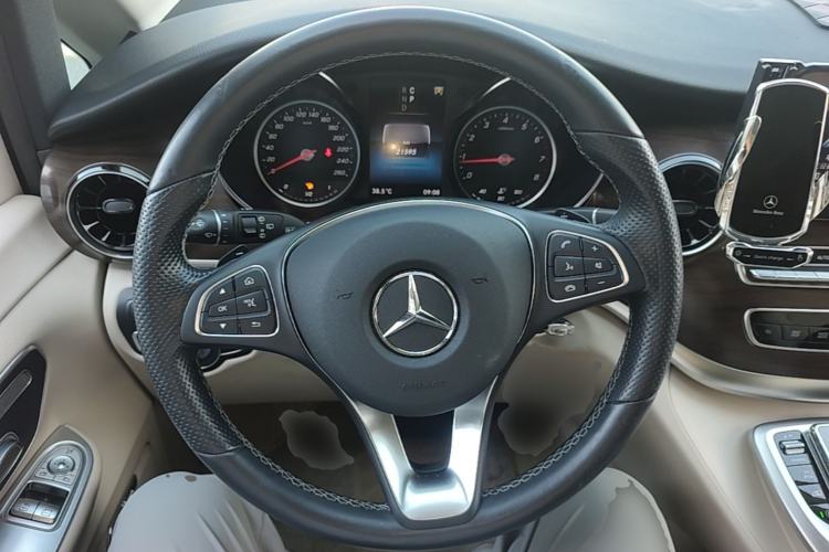 Used Mercedes-Benz V-Class 2020 V 260 Avantgarde Edition Steering Wheel