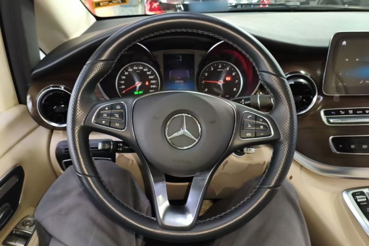 Used Mercedes-Benz V-Class 2020 V 260 Avantgarde Edition Steering Wheel