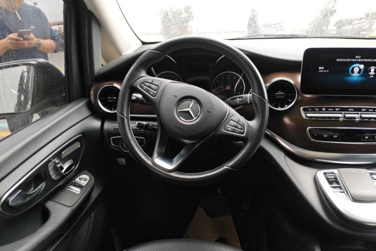 Used Mercedes-Benz V-Class 2020 V 260 Avantgarde Edition Steering Wheel