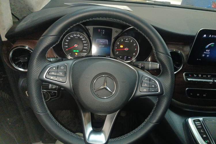 Used Mercedes-Benz V-Class 2020 V 260 Avantgarde Edition Steering Wheel