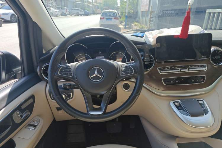 Used Mercedes-Benz V-Class 2020 V 260 Avantgarde Edition Steering Wheel