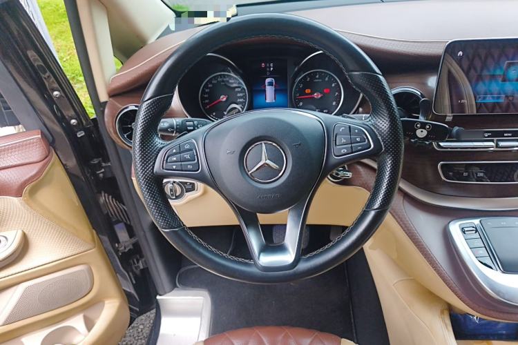 Used Mercedes-Benz V-Class 2020 V 260 Avantgarde Edition Steering Wheel