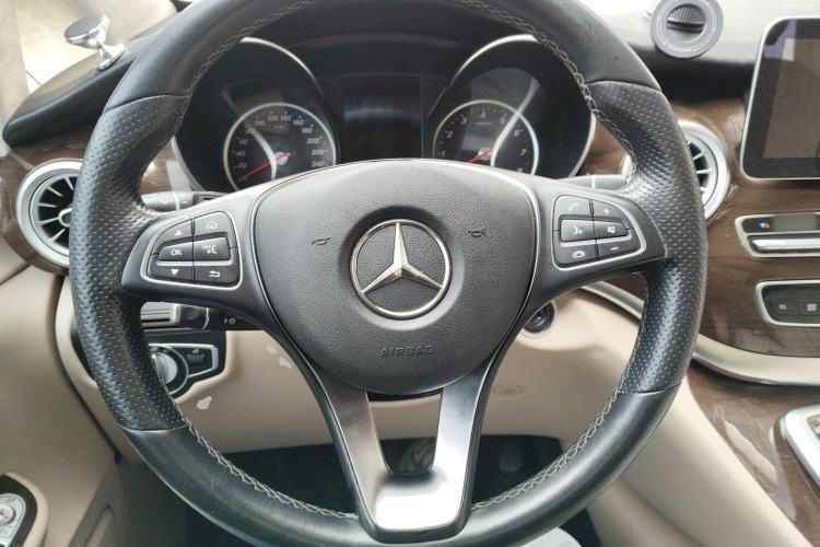 Used Mercedes-Benz V-Class 2020 V 260 Avantgarde Edition Steering Wheel
