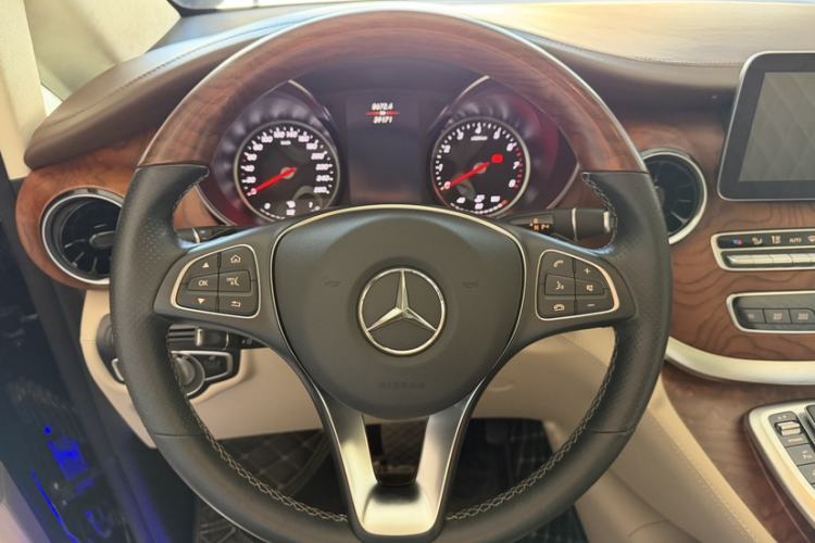 Used Mercedes-Benz V-Class 2020 V 260 Avantgarde Edition Steering Wheel