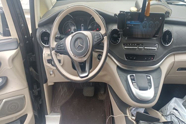 Used Mercedes-Benz V-Class 2020 V 260 Avantgarde Edition Steering Wheel