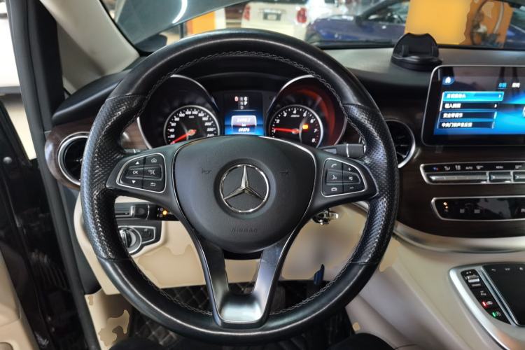 Used Mercedes-Benz V-Class 2020 V 260 Avantgarde Edition Steering Wheel