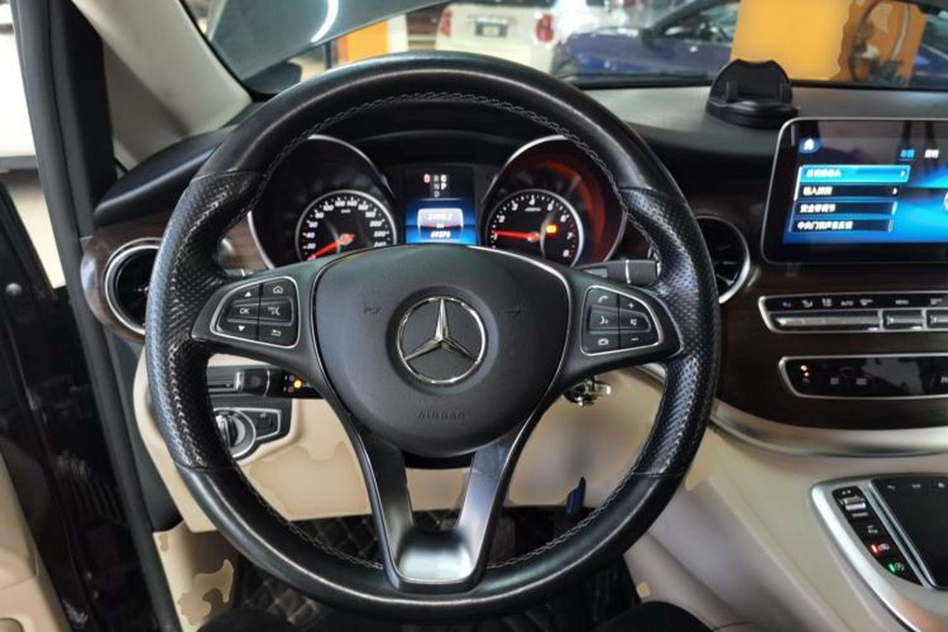 Used Mercedes-Benz V-Class 2020 V 260 Avantgarde Edition Steering Wheel