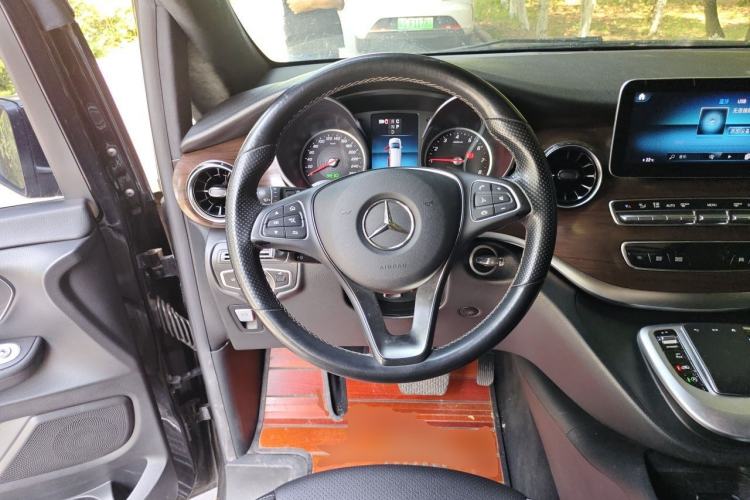 Used Mercedes-Benz V-Class 2020 V 260 Avantgarde Edition Steering Wheel