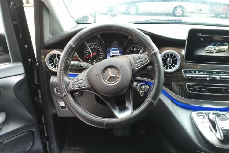 Used Mercedes-Benz V-Class 2020 V 260 Avantgarde Edition Steering Wheel