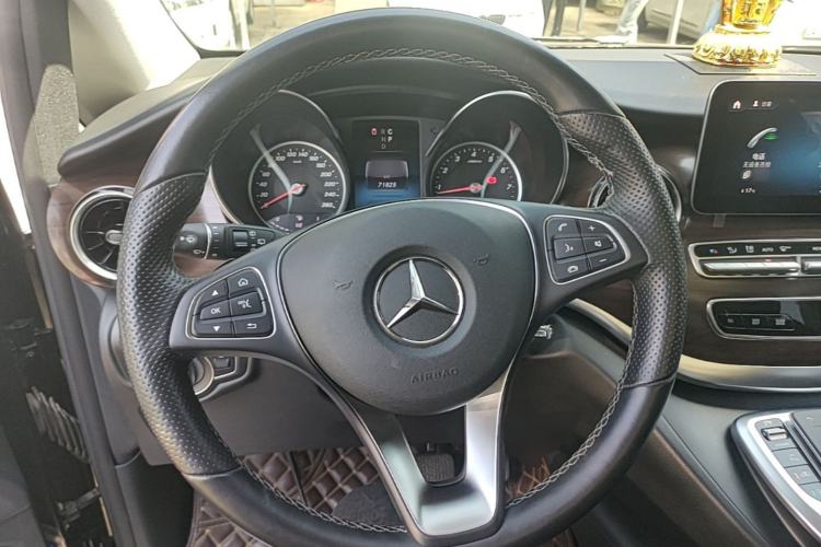 Used Mercedes-Benz V-Class 2020 V 260 Avantgarde Edition Steering Wheel