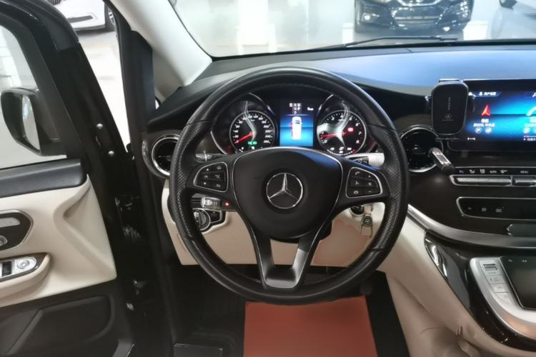 Used Mercedes-Benz V-Class 2020 V 260 Avantgarde Edition Steering Wheel