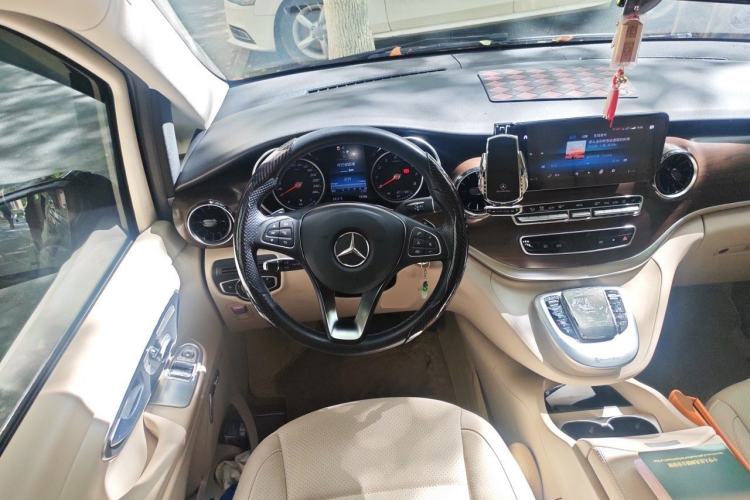Used Mercedes-Benz V-Class 2020 V 260 Avantgarde Edition Steering Wheel