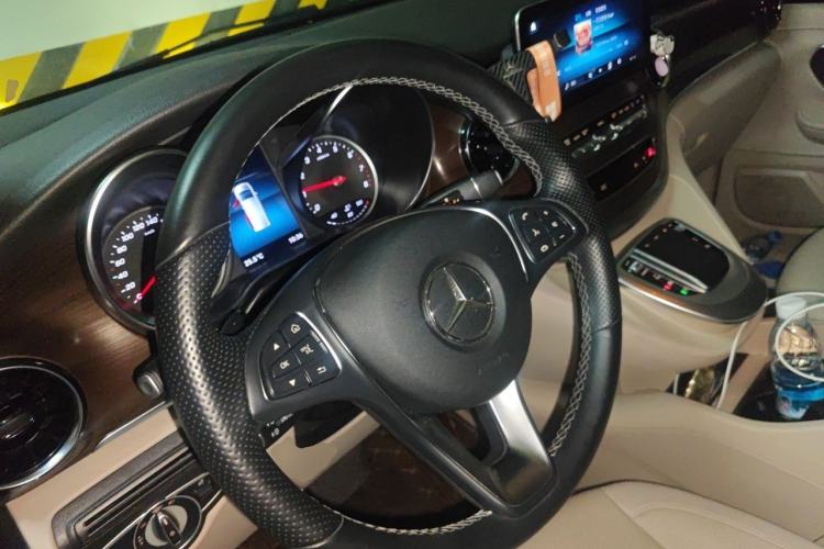 Used Mercedes-Benz V-Class 2020 V 260 Avantgarde Edition Steering Wheel