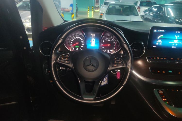 Used Mercedes-Benz V-Class 2020 V 260 Avantgarde Edition Steering Wheel