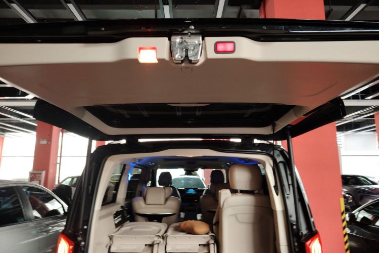 Used Mercedes-Benz V-Class 2020 V 260 Avantgarde Edition Trunk