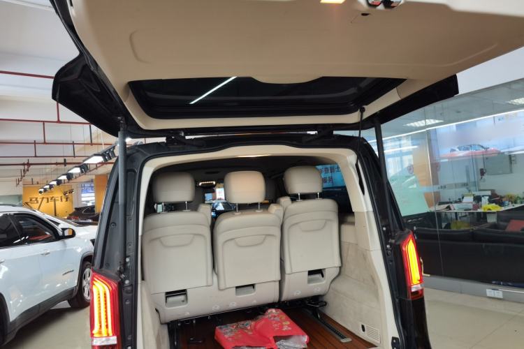 Used Mercedes-Benz V-Class 2020 V 260 Avantgarde Edition Trunk