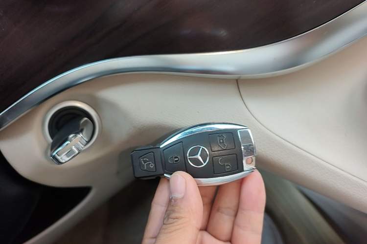 Used Mercedes-Benz V-Class 2020 V 260 Avantgarde Edition Vehicle Key