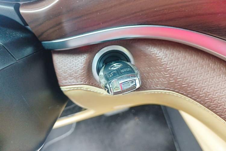 Used Mercedes-Benz V-Class 2020 V 260 Avantgarde Edition Vehicle Key