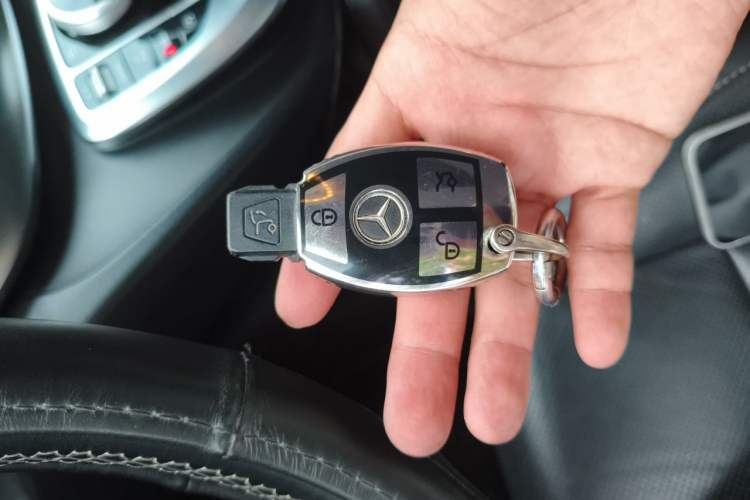 Used Mercedes-Benz V-Class 2020 V 260 Avantgarde Edition Vehicle Key