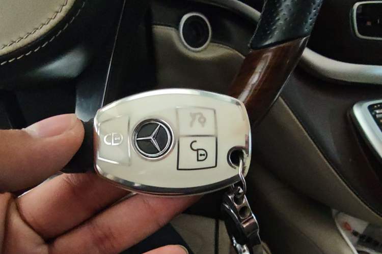 Used Mercedes-Benz V-Class 2020 V 260 Avantgarde Edition Vehicle Key