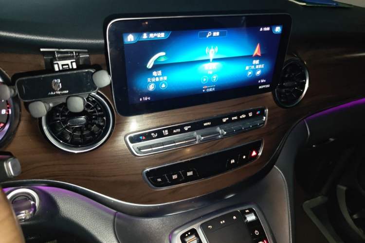 Used Mercedes-Benz V-Class 2020 V 260 Avantgarde Edition Audio And AC Panel